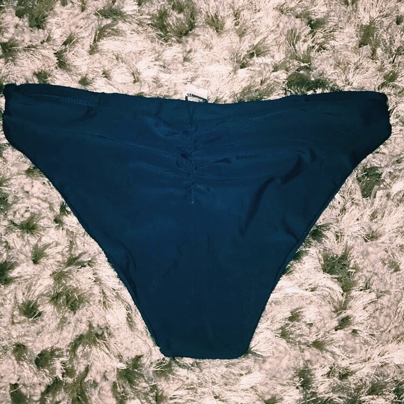 Cupshe brand be swimsuit - Picture 3 of 5